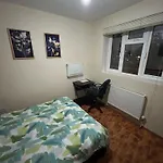 Shared Accommodation Ideal For Professional Or Students In Heart Of London